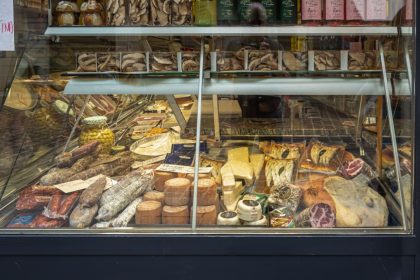 Da Regione Lombardia contributi per aprire negozi di alimentari: in foto una vetrina di salumi e formaggi a Como