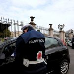 In foto gli agenti di Polizia locale intenti a controlli per aumentare la sicurezza stradale in Regione Lombardia