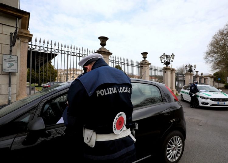 In foto gli agenti di Polizia locale intenti a controlli per aumentare la sicurezza stradale in Regione Lombardia