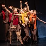 La Giunta regionale, su proposta dell'assessore Francesca Caruso, ha stanziato 350.000 euro per nuove residenze artistiche in Lombardia. In foto un gruppo di artisti in scena