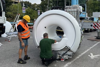 Si è svolta all’Ospedale Sacco di Milano l’installazione di una nuova Risonanza Magnetica di ultima generazione, che va ad affiancare quella già presente nella struttura
