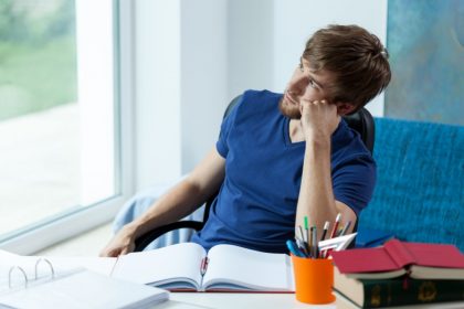 Regione Lombardia e l’associazione 'Rondine cittadella della pace' hanno firmato un accordo per contrastare la dispersione scolastica.