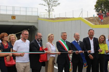 In foto l’assessore regionale alle Infrastrutture e Opere pubbliche, Claudia Maria Terzi, durante il taglio del nastro del secondo lotto della Variante Sud di Calusco d’Adda, insieme ad altre figure istituzionali locali