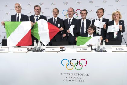 Il presidente della Regione Lombardia, Attilio Fontana, insieme al ministro Giorgetti, il presidente del Coni Malagò, il governatore del Veneto Zaia e il sindaco di Milano Sala il 19 giugno 2019, a Losanna, data in cui vennero assegnate le Olimpiadi invernali a Milano Cortina 2026