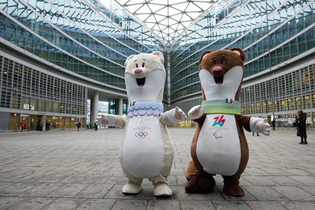 Milo e Tina, le due mascotte delle Olimpiadi di Milano Cortina in Piazza Città di Lombardia: Regione promuove il suo podcast