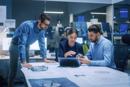 L'assessore all'Università, Ricerca e Innovazione di Regione Lombardia, Alessandro Fermi, annuncia il bando Collabora e Innova bis. La foto rappresenta un team di ingegneri intenti a sviluppare un'innovazione tecnologica