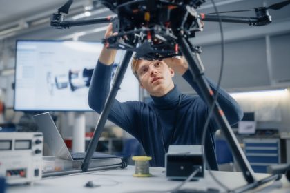 L'assessore all'Università, Ricerca e Innovazione di Regione Lombardia, Alessandro Fermi, annuncia il bando Collabora e Innova bis. La foto rappresenta un giovane ingegnere intento a sviluppare un'innovazione tecnologica