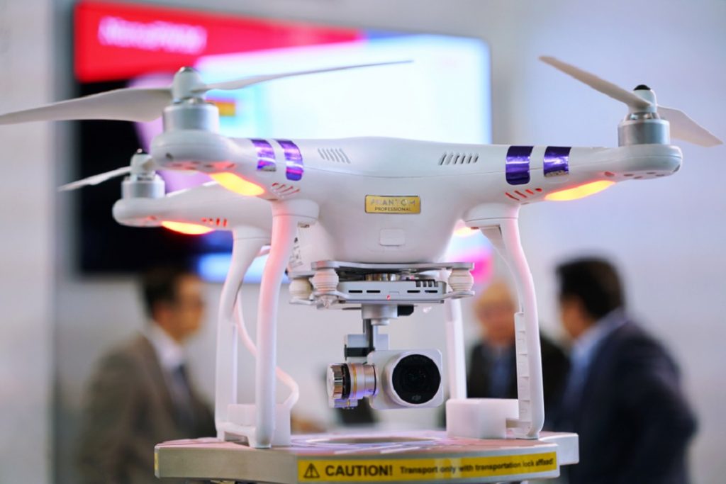 primo piano di un drone quadrimotore utilizzato per la partecipazione di un progetto al bando Collabora&Innova di Regione Lombardia