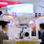 primo piano di un drone quadrimotore utilizzato per la partecipazione di un progetto al bando Collabora&Innova di Regione Lombardia