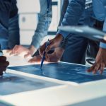 immagine generica di persone in azienda che si confrontano su innovazione tecnologica e ricerca, tema al centro del bando di regione