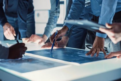 immagine generica di persone in azienda che si confrontano su innovazione tecnologica e ricerca, tema al centro del bando di regione