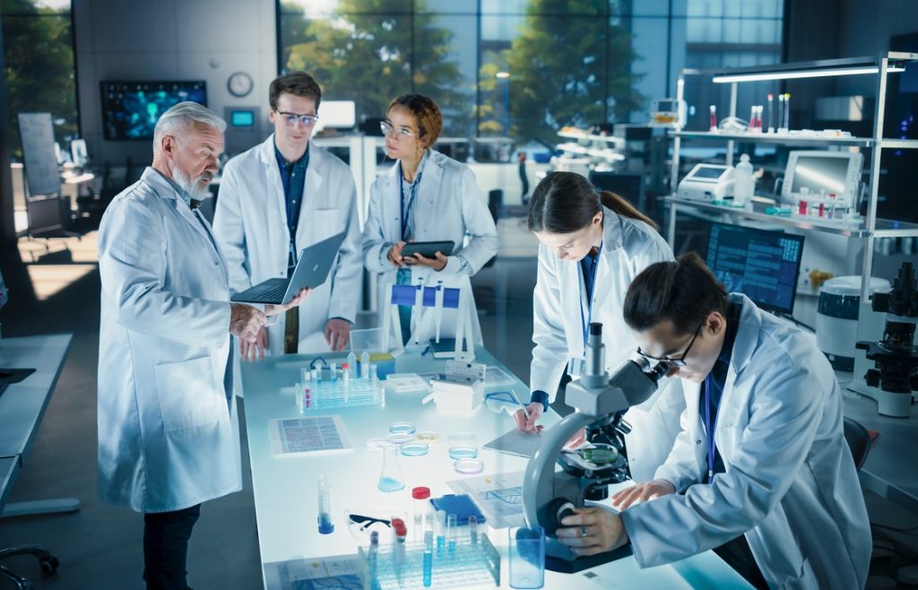 immagine di ricercatori in un laboratorio per dare l'idea del bando di regione su infrastrutture di ricerca per le università