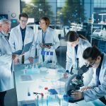 immagine di ricercatori in un laboratorio per dare l'idea del bando di regione su infrastrutture di ricerca per le università