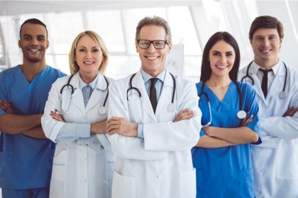 un'immagine generica di medici per dare idea della revisione di obiettivi di programmazione 2025 approvata da regione lombardia