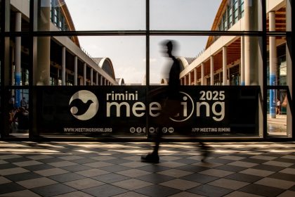 immagine con insegna del meeting di rimini che ha ospitato convegno su milano cortina 2026