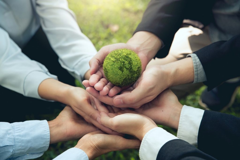 immagine di mani giunte per esprimere concetto dei patti di sostenibilità della lombardia 2025