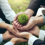 immagine di mani giunte per esprimere concetto dei patti di sostenibilità della lombardia 2025