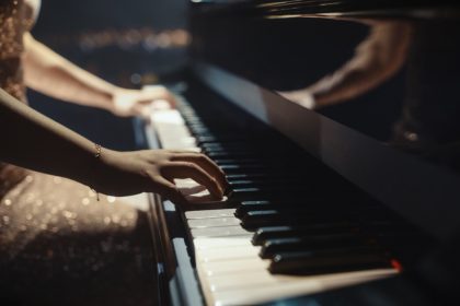 cantico delle creature compie 800 anni. In Lombardia una serie di iniziative tra cui concerti e performance musicali, eseguite anche al pianoforte: nell'immagine le mani di una pianista suonano la tastiera dello strumento