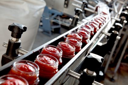 foto generica di un processo produttivo del settore alimentare per dare l'idea della nuova edizione del bando ricircolo di Regione Lombardia
