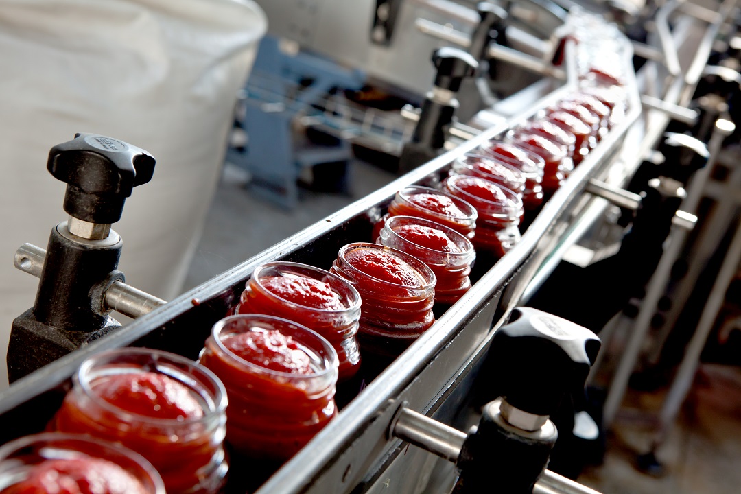 foto generica di un processo produttivo del settore alimentare per dare l'idea della nuova edizione del bando ricircolo di Regione Lombardia