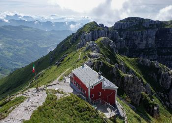 Rifugio alpino, per il Bando Rifugi 2024 della Lombardia incremento di 5 milioni e risorse per 25 nuovi progetti