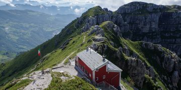 Rifugio alpino, per il Bando Rifugi 2024 della Lombardia incremento di 5 milioni e risorse per 25 nuovi progetti