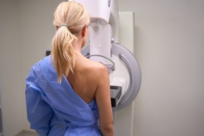 Una donna si sottopone ad uno screening oncologico in Lombardia