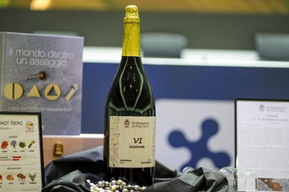 Presentata in Regione Lombardia la sesta edizione di ‘50 Sfumature di Pinot Noir’, la rassegna dedicata al tipico vino regionale: in foto una bottiglia di vino della manifestazione