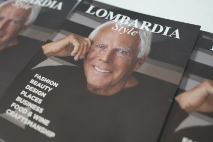Il presidente Fontana, a nome anche della Giunta di Regione Lombardia, esprime vicinanza e cordoglio per la scomparsa di Giorgio Armani. In foto la copertina del primo numero di Lombardia Style, magazine della Regione, raffigurante lo stilista