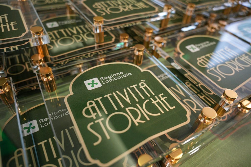 In foto il riconoscimento conferito alle 75 attività storiche