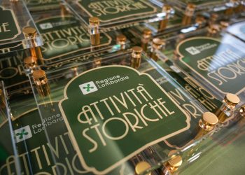 In foto il riconoscimento conferito alle 75 attività storiche