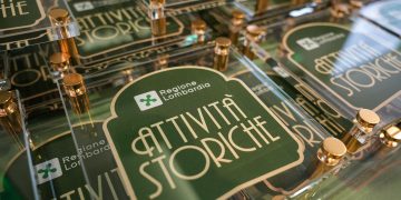 In foto il riconoscimento conferito alle attività storiche