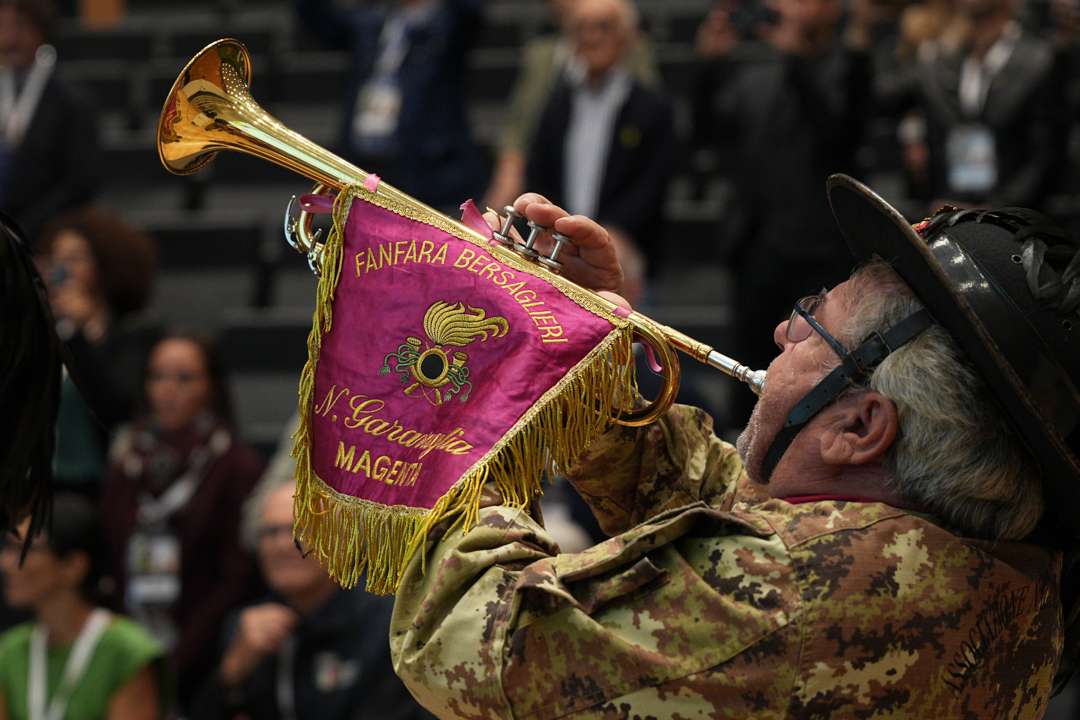 Una fanfara di bersaglieri si esibisce a Palazzo Lombardia in occasione dell'inaugurazione ufficiale di 'One Health Day', la tre giorni dedicata a salute, sport e sostenibilità.