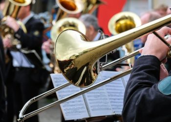 In foto un gruppo di persone che suona: le bande musicali sono destinatarie del bando di Regione Lombardia
