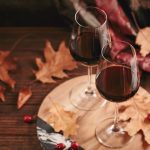 'Oltrepò: Terra di Pinot Nero' ,il territorio celebra le sue radici. L'evento presentato in Regione Lombardia si svolge il 21 e 22 settembre. Foto simbolica di bicchieri di vino rosso e foglie autunnali.