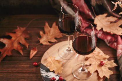 'Oltrepò: Terra di Pinot Nero' ,il territorio celebra le sue radici. L'evento presentato in Regione Lombardia si svolge il 21 e 22 settembre. Foto simbolica di bicchieri di vino rosso e foglie autunnali.