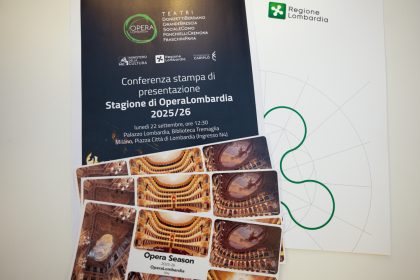 I volantini di OperaLombardia distribuiti durante la conferenza stampa di presentazione della stagione 2025 2026 