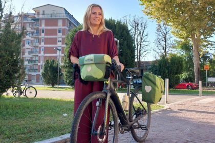 In foto l’assessore regionale Francesca Caruso con una bicicletta all’evento di presentazione della ciclabile che unirà i siti Unesco in Lombardia