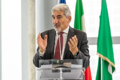 cattaneo qui in una foto generica, commenta nel discorso sullo stato dell'unione illustrando istanze della Lombardia 