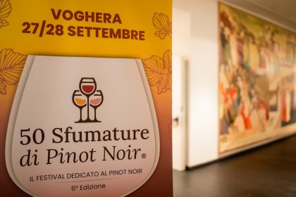 Presentata in Regione Lombardia la sesta edizione di ‘50 Sfumature di Pinot Noir’, la rassegna dedicata al tipico vino regionale: in foto il roll-up esposto alla conferenza stampa