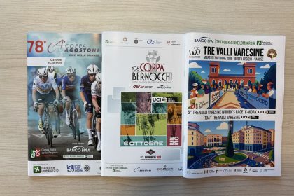 I tre depliant delle corse che rappresentano il Trittico lombardo 2025, presentato in Regione