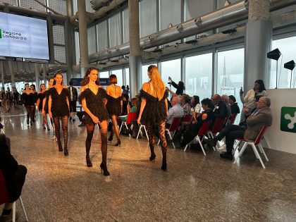 Un momento della sfilata organizzata al Belvedere 'Berlusconi' di Palazzo Lombardia in occasione dell'evento che celebra i 100 anni del Distretto della Calza