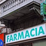 In foto l’ingresso di una farmacia dove adesso, grazie a Regione Lombardia, si potranno fare più vaccini