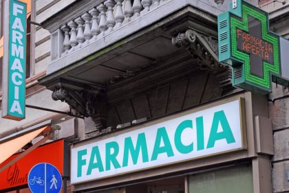 In foto l’ingresso di una farmacia dove adesso, grazie a Regione Lombardia, si potranno fare più vaccini