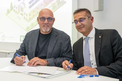L'assessore Sertori mentre firma il Protocollo con Bergamo per l'efficientamento delle scuole lombarde sotto il profilo dell'energia