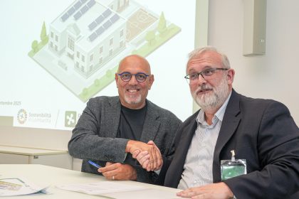 L'assessore Massimo Sertori con il presidente della Provincia di Sondrio, Davide Menegola, per la firma del Protocollo per l'efficientamento sotto l'aspetto dell'energia delle scuole lombarde