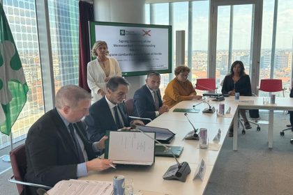 Siglato accordo Lombardia-Florida: in foto il momento della firma con il presidente della Regione Lombardia Attilio Fontana, l’assessore regionale ai Trasporti Franco Lucente e il segretario del Commercio Usa Alex Kelly