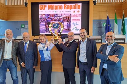 In foto il sottosegretario regionale con delega allo Sport e Giovani, Federica Picchi, l'organizzatore della competizione, Roberto Portunato, il sindaco di Albairate, Flavio Crivellin, il consigliere di Regione Lombardia, Marco Bestetti e il consigliere di Fci Lombardia, Claudio Roncalli, sollevano il trofeo che riceverà il vincitore dell'edizione 2025 della gara ciclistica Milano Rapallo presentata a Palazzo Lombardia