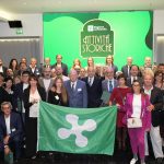 Foto di gruppo per le attività storiche della provincia di Milano premiate da Regione Lombardia in sala Biagi