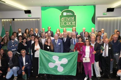 Foto di gruppo per le attività storiche della provincia di Milano premiate da Regione Lombardia in sala Biagi